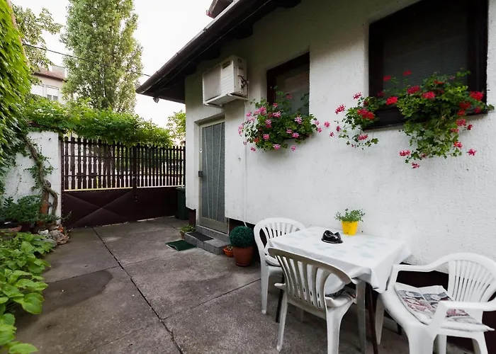 Lausev Garden Apartment *